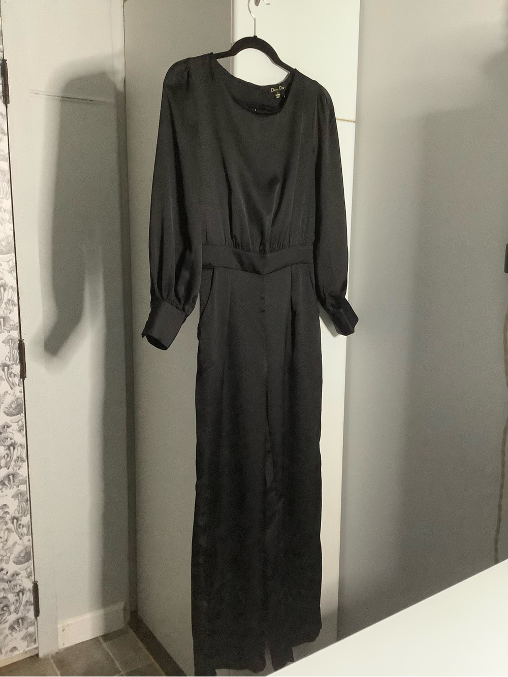 Elegant Black Long-Sleeve Jumpsuit with Tailored Waist